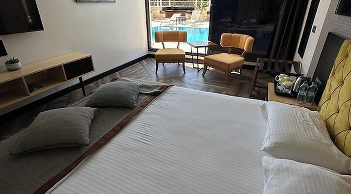Enki Royal Çeşme Otel